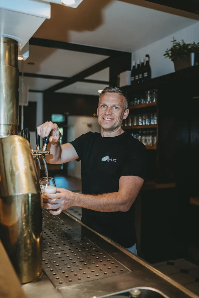 Andreas, Inhaber von Kaspers, zapft ein frisches Bier
