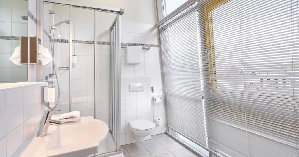 Modernes Badezimmer